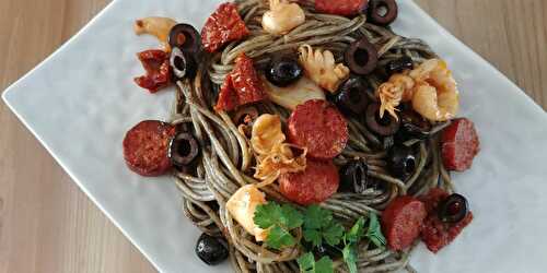 Spaghettis aux supions, chorizo, encre de seiche et anis