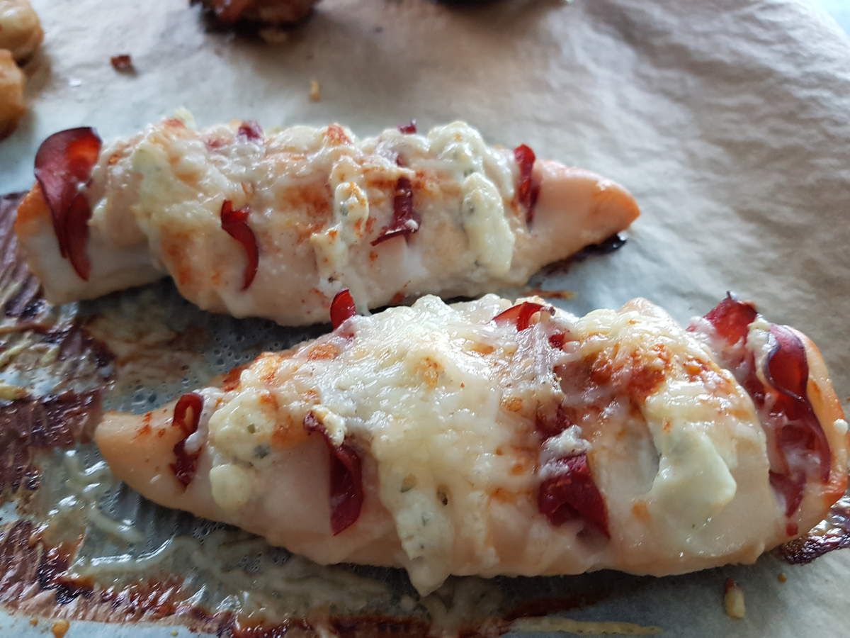 Escalopes de poulet farcie au bacon et fromage ail et fines herbes 