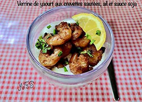 Verrine de yaourt aux crevettes sautées, ail et sauce soja