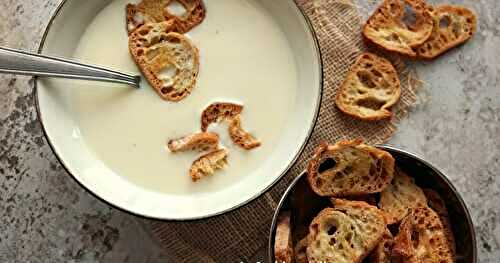 SOUPE À LA PURÉE ET AUX CROÛTONS