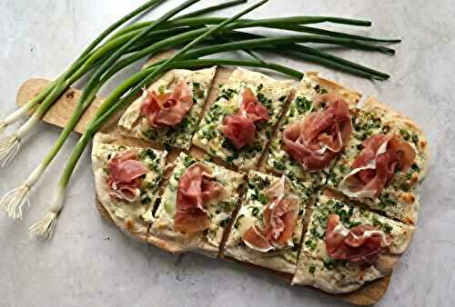 Pinsa ail et fines herbes, oignon et jambon de Parme
