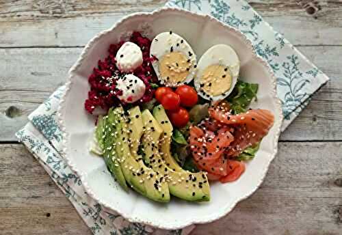 Bowl de crudités, œuf dur et truite fumée