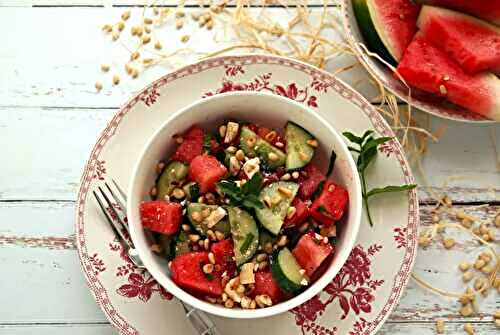 Salade de pastèque et concombre aux herbes et à la feta