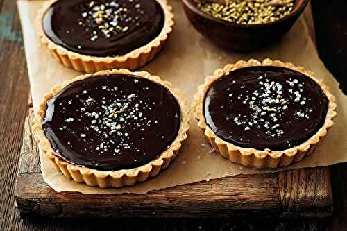 Tartelettes au chocolat noir, pâte rustique au sarrasin et fleur de sel