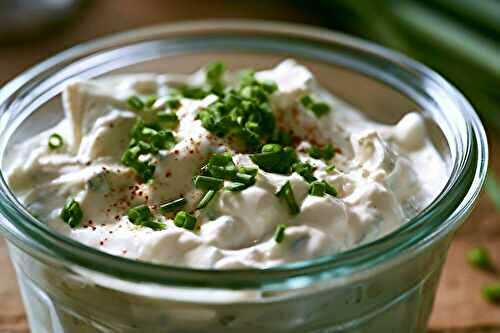 Sauce yaourt grec et ciboulette : mon astuce fraîcheur express