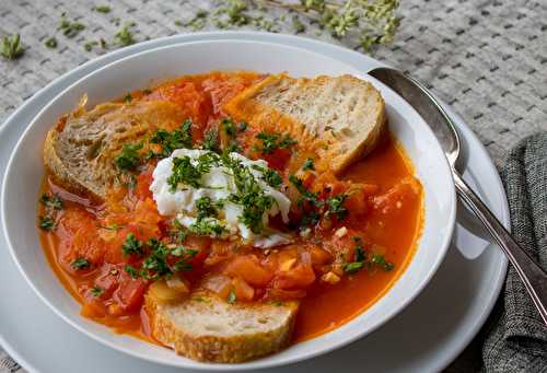 Soupe aux tomates fraîches et oeufs pochés