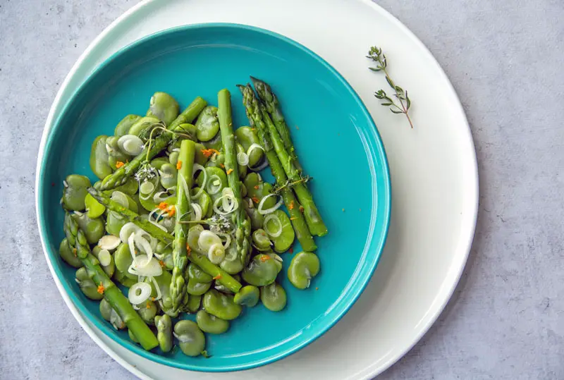 Assiette de fèves aux asperges vertes