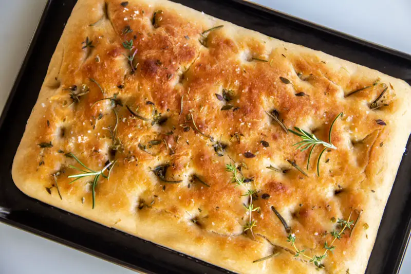 Focaccia aux herbes aromatiques