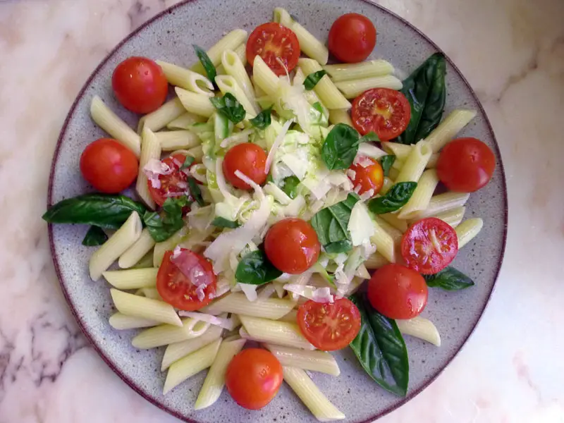 Salade de pâtes, tomates cerises et courgettes crues