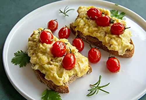 Tartines d’œufs et tomates cerises