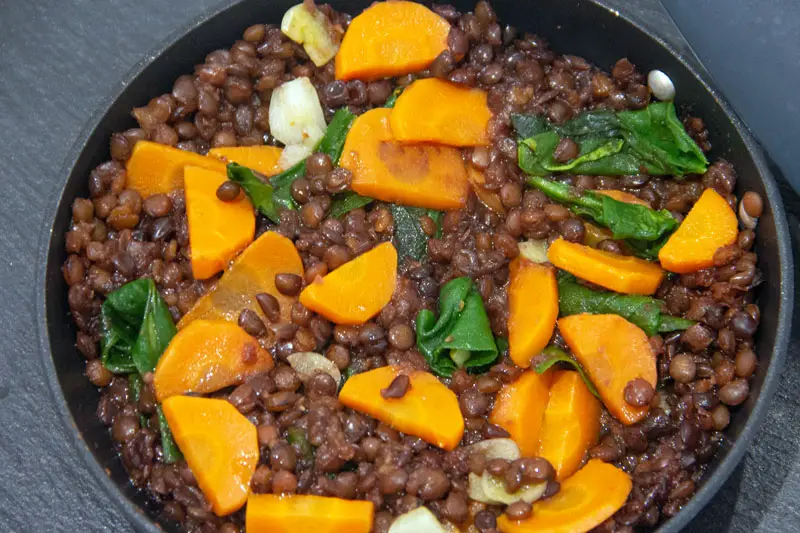 Poêlée de lentilles brunes aux carottes