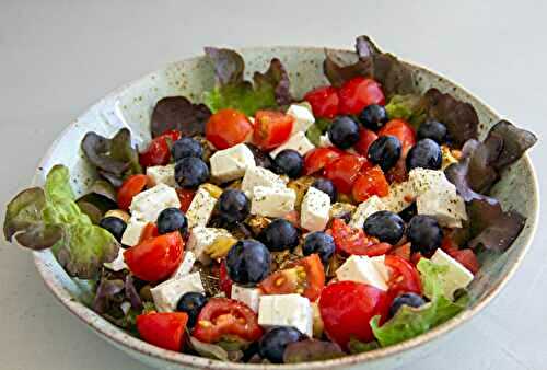 Salade d'aubergine, fêta et raisins noirs