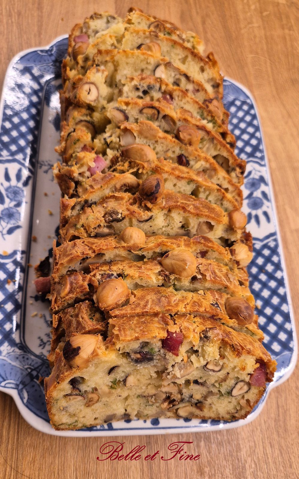 Cake aux champignons, jambon et noisettes.