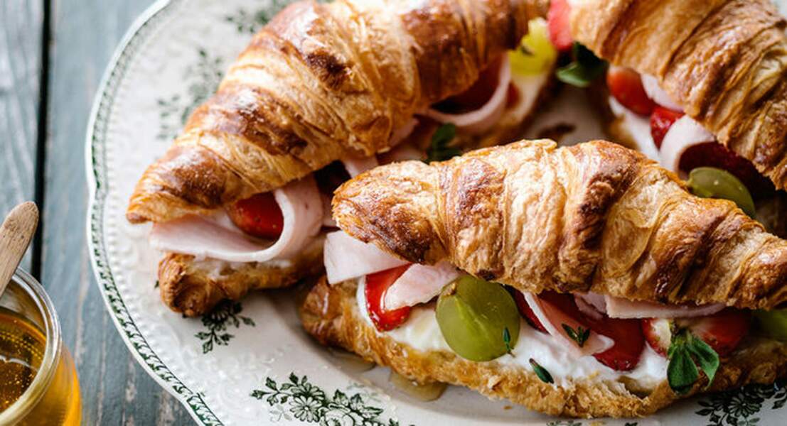 CROISSANTS SALÉS AU FROMAGE, PESTO ET FIGUES