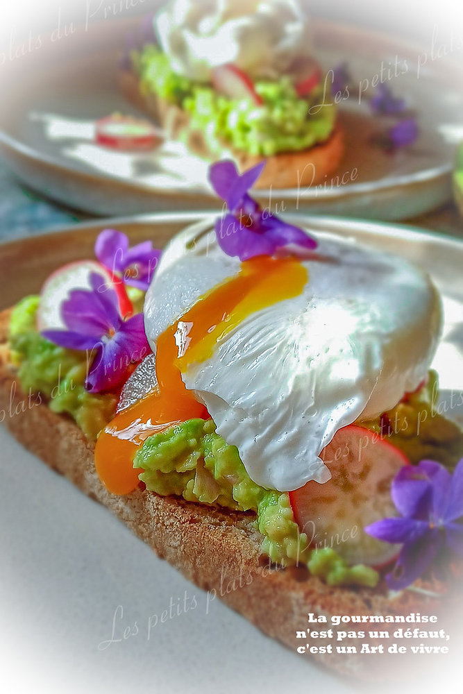 Avocado toast printanier aux fleurs de violette