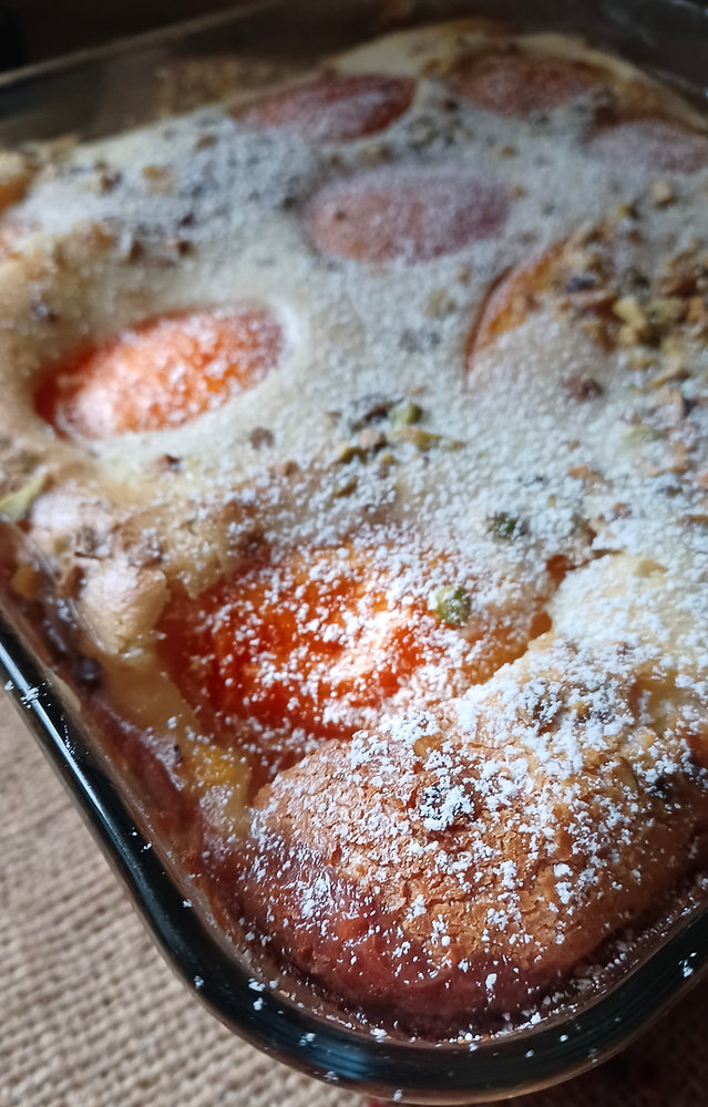 Clafoutis aux abricots et éclats de pistache