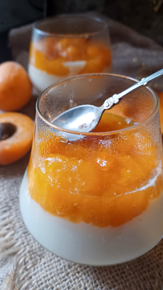 Panna cotta très végétale aux abricots et Reine des prés