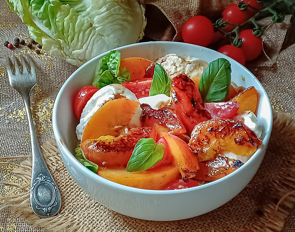 Salade estivale aux abricots rôtis et mozzarella