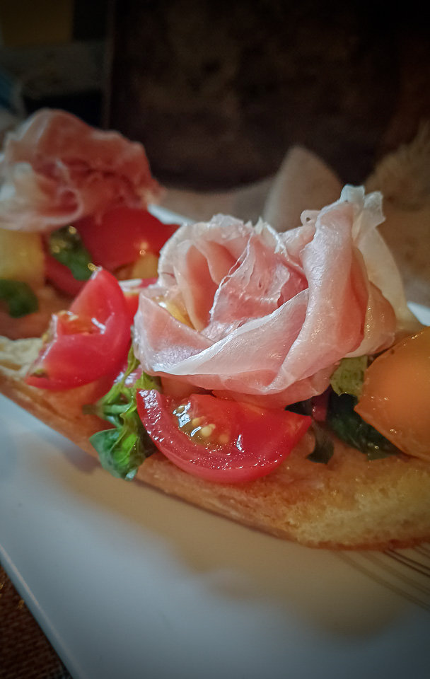 Bruschetta apéritive aux tomates cerises et chiffonnade de jambon de pays