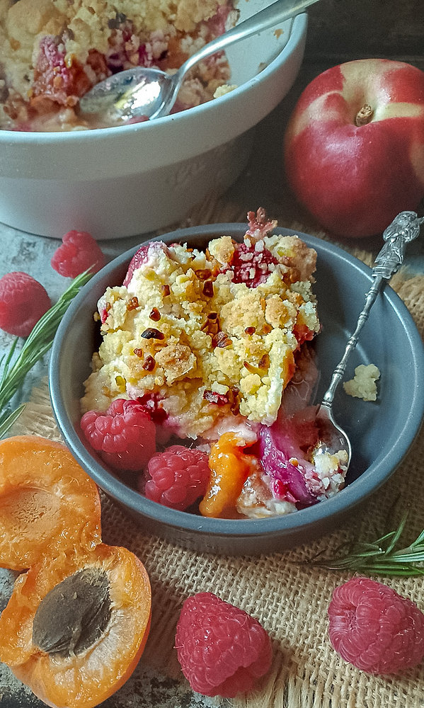 Crumble très gourmand aux fruits de l'été et romarin