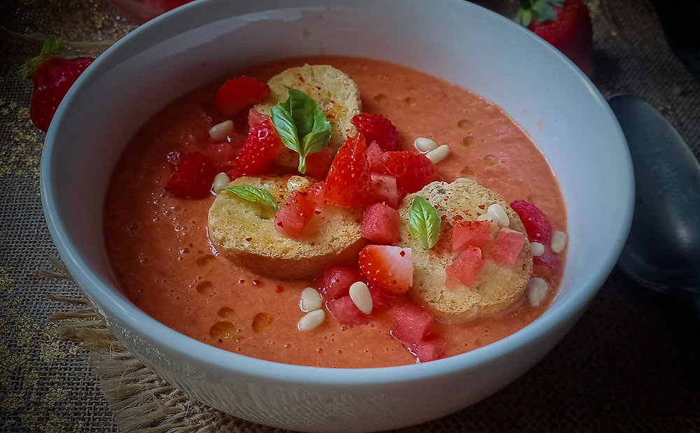 Gaspacho très rouge, à la pastèque, poivron et fraises