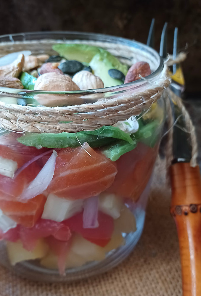 Salad jar au saumon mariné, avocat, tomate, concombre et graines variées