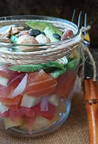 Salad jar au saumon mariné, avocat, tomate, concombre et graines variées