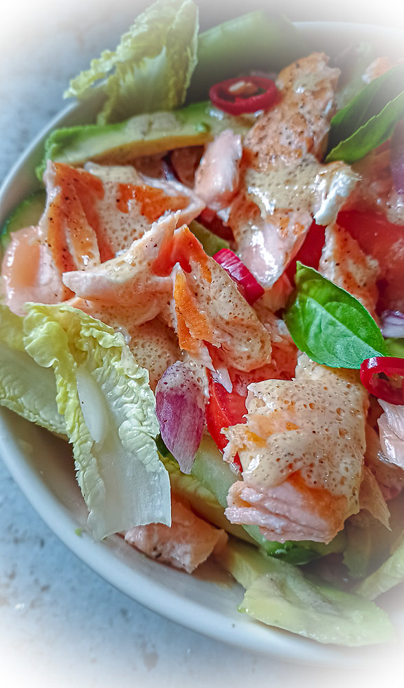 Salade de crudités au saumon frais