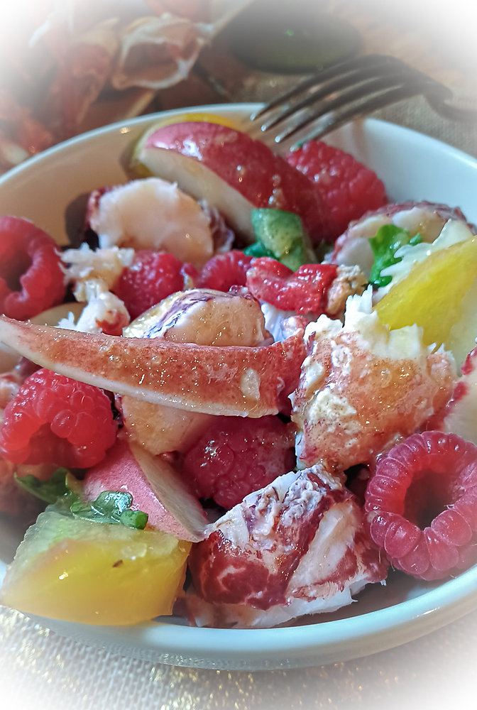 Salade estivale au homard, nectarines et framboises