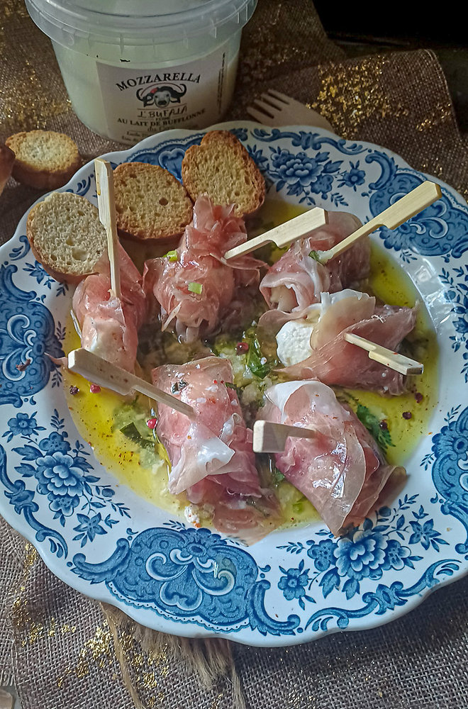 Antipasti de mozzarella marinée à l'huile d'olive