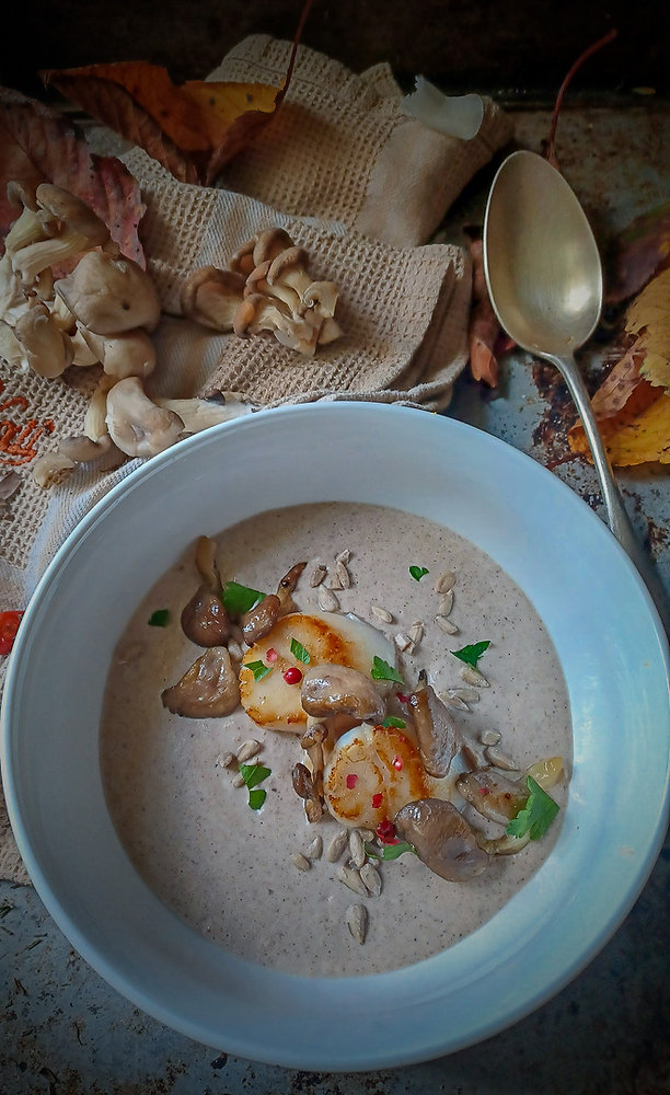 Noix de Saint-Jacques Snackées sur Crème de Champignons, Pleurotes Gris et Graines de Tournesol