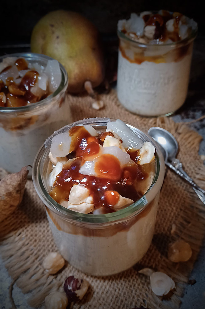 Riz au lait d'automne avec compotée de poire, noisettes et caramel à la fleur de sel