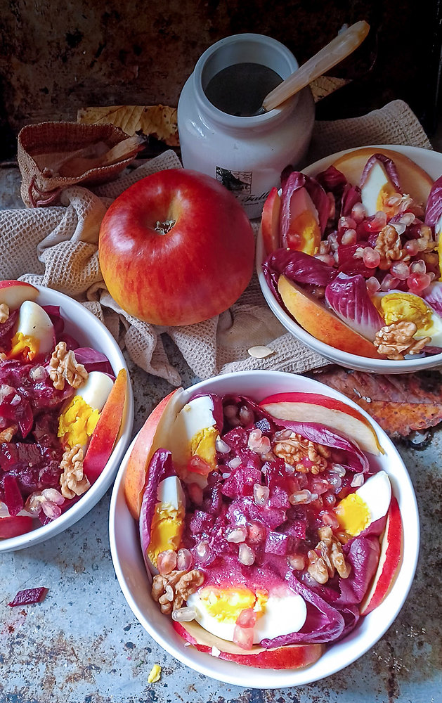 Salade rose d'automne, à la betterave, pomme, noix et endive carmine