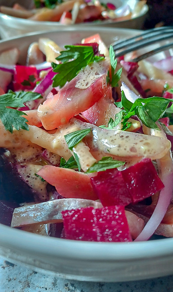 Salade Automnale de Betteraves et Hareng Fumé – Harmonie de Saveurs et de couleurs