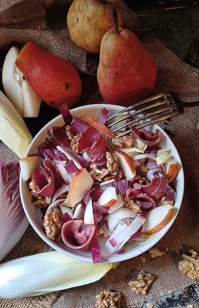 Salade Gourmande aux Deux Endives, Poire, Magret Séché et Noix