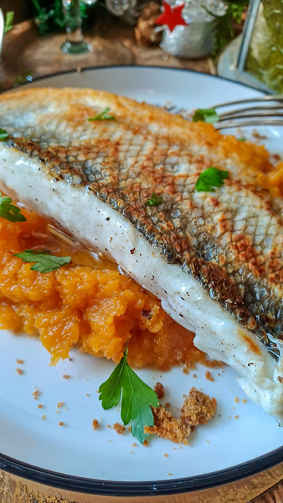 Bar de Ligne Poêlé et Purée de Butternut aux Épices : Un Plat de Noël Raffiné et Savoureux !