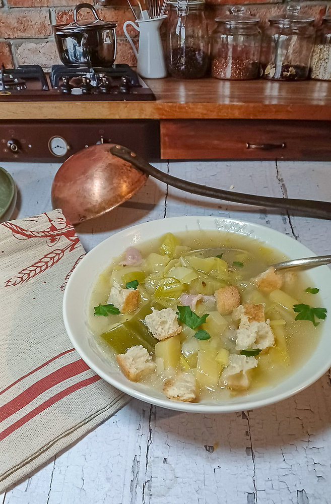 Soupe Campagnarde de Grand-Mère : Poireaux, Pommes de Terre et Lard au Coin du Feu