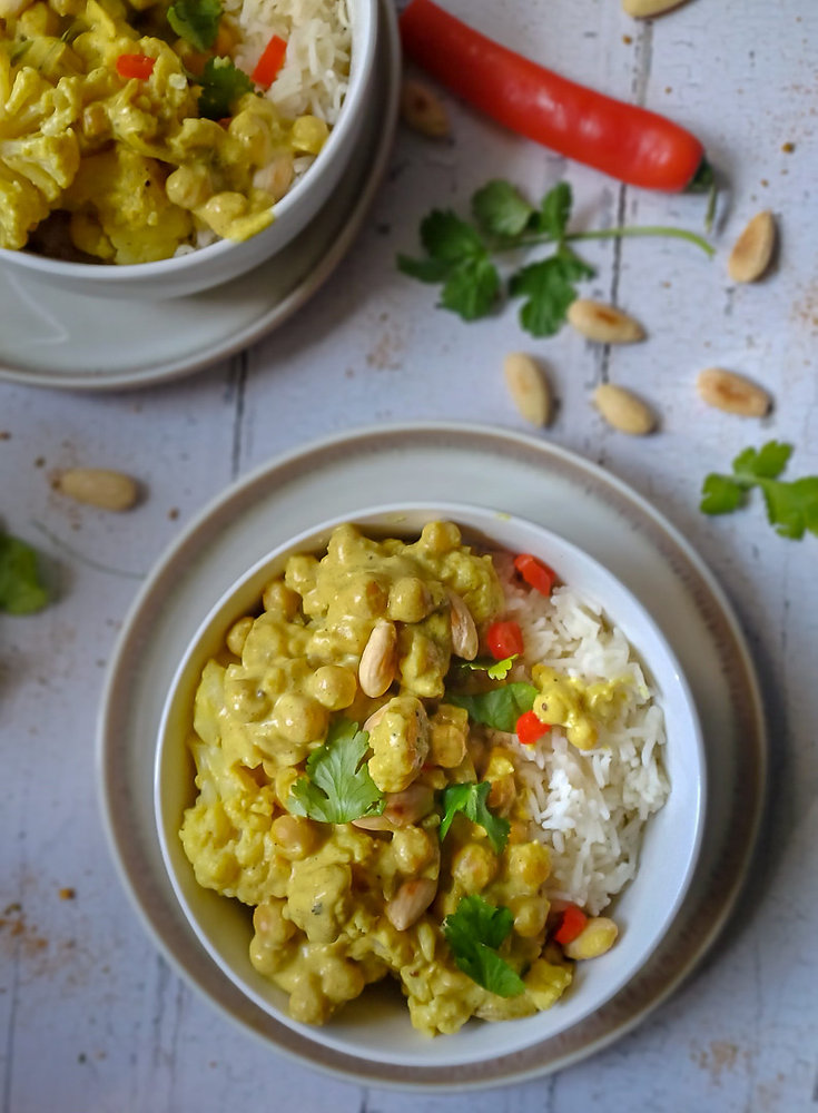 Curry Végétarien de Chou-Fleur et Pois Chiches au Lait de Coco 