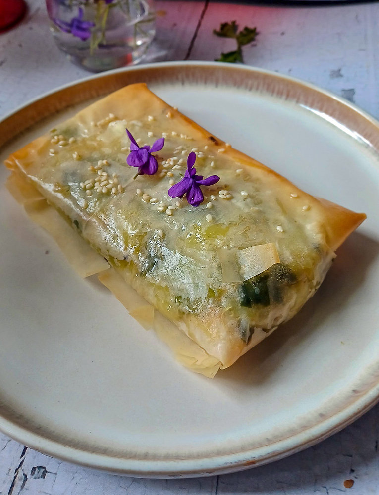 Feuilleté croustillant à la fondue de poireaux primeurs et chèvre frais 