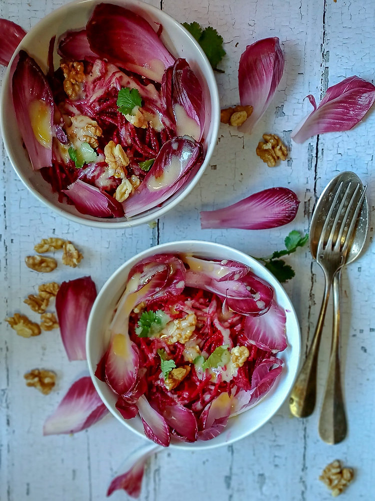 Salade de Betterave Crue Râpée aux Noix et Endive Carmine avec Vinaigrette Moutardée 