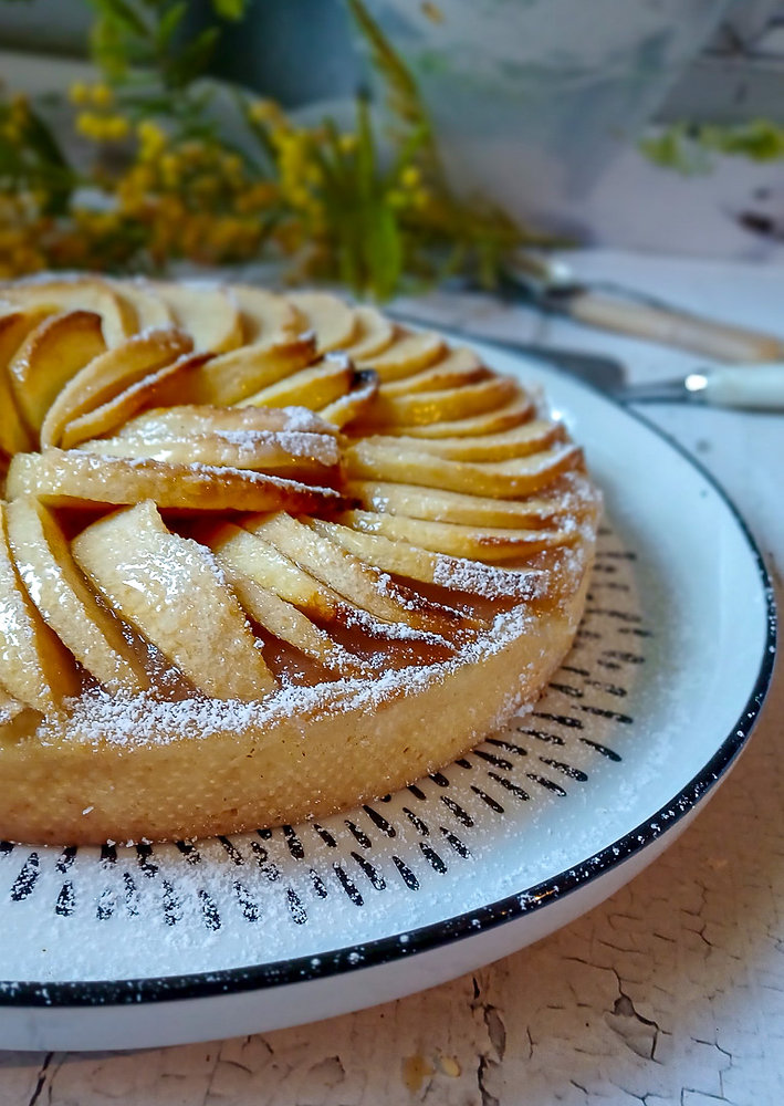 Tarte aux pommes sur pâte sablée: une touche de gourmandise 