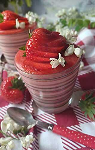 Mousse aux fraises et fleurs d'acacia : un dessert printanier tout en douceur