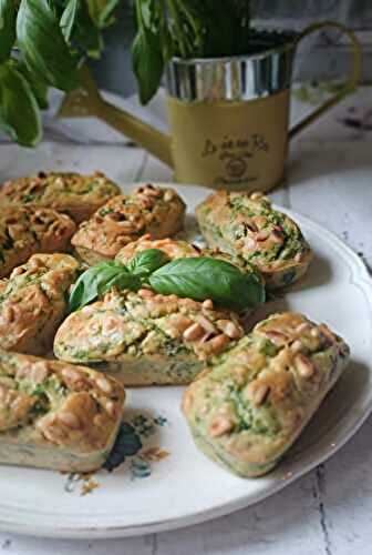 Mini cakes apéritifs antigaspi aux fanes de radis, pistou d'ail des ours & saumon fumé