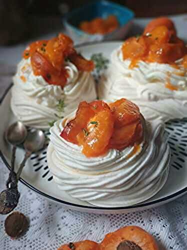 Pavlovas légères à la compotée d'abricots & thym