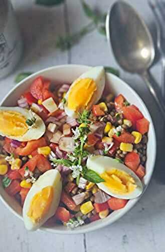 Salade fraîcheur après piscine : lentilles, maïs, œufs durs & basilic du jardin
