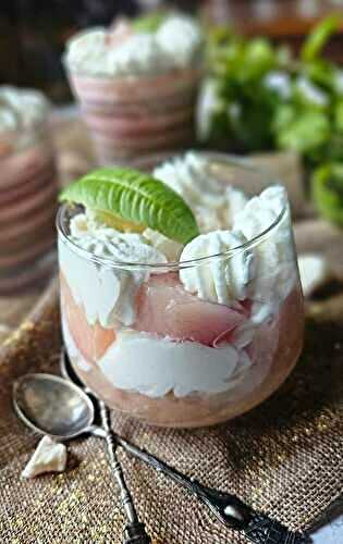 Eton Mess à la pêche plate et verveine citronnelle du jardin : fraîcheur et gourmandise en verrine !