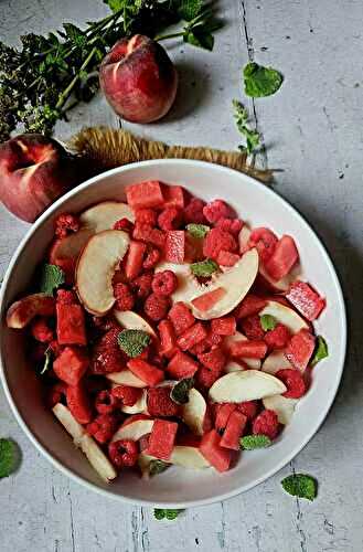 Salade de fruits fraîcheur à la pêche, menthe sauvage et pastèque