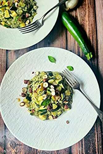 Risotto vert aux courgettes, persil et noisettes grillées