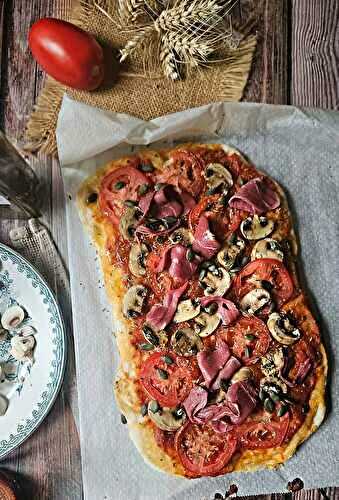Pinsa au magret séché du Gers, tomate & champignons : la pizza rustique aux saveurs du Sud-Ouest