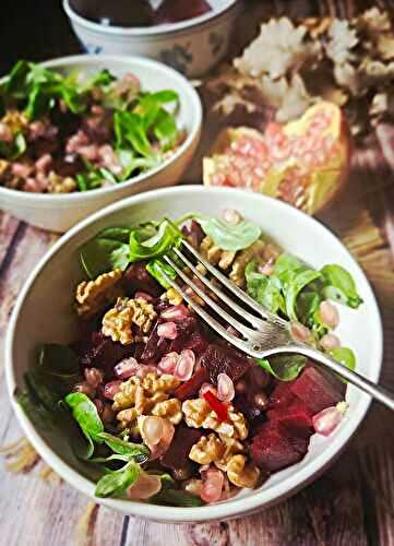 Salade d’automne à la mâche, betterave, noix et grenade : une entrée pleine de couleurs et de bienfaits